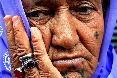 Kurdisk dame med deq på hendene og i ansiktet.