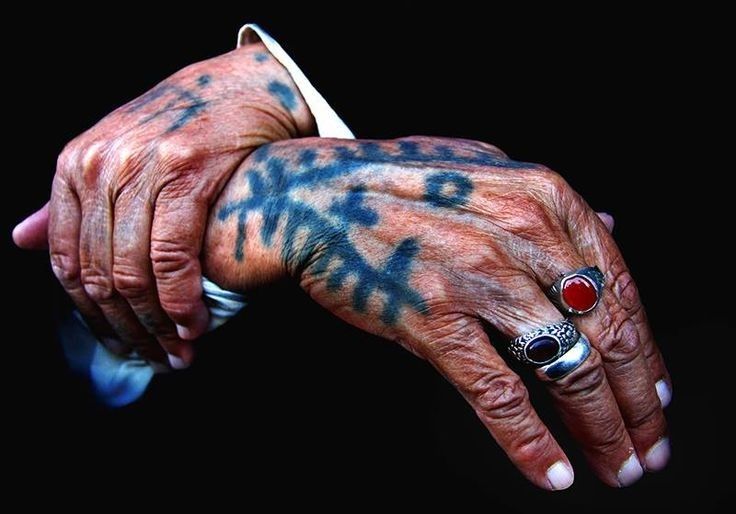 Hender med tatoveringer.