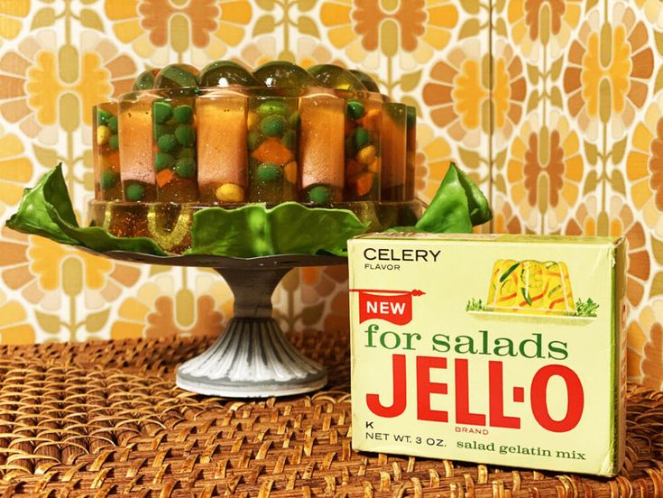 Jello pakke med kabaret i bakgrunnen på et bord. 