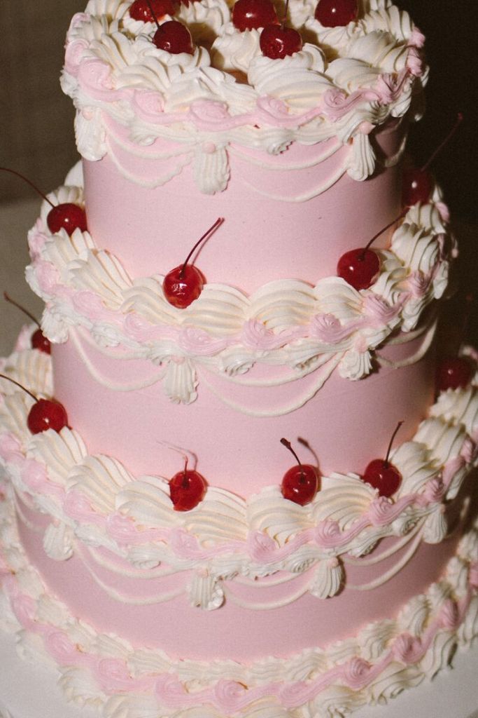 Rosa kake i tre lag med kirsebær.