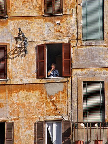 Italiensk, gammel dame i vinduet.