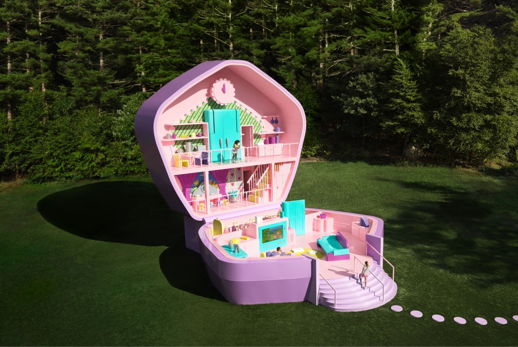 Polly Pocket hus i rosa midt i en tor hage.