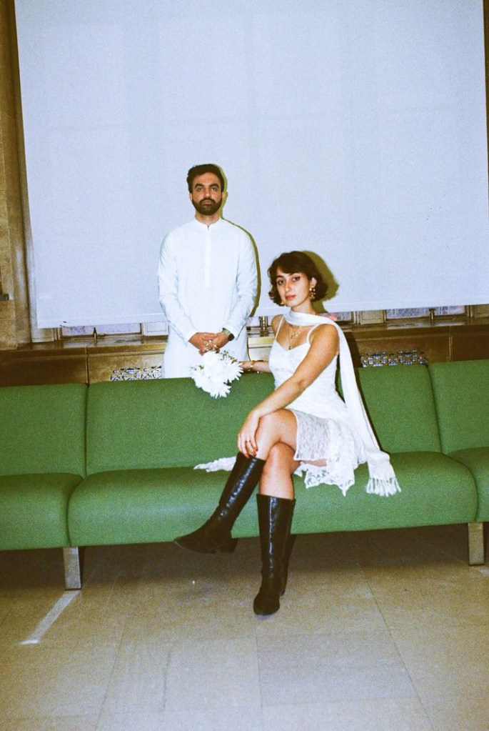 Mamdani og kona etter vielsen i New York.