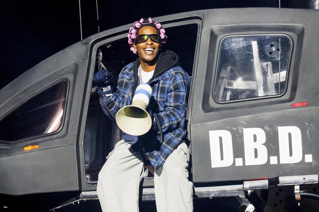Asap Rocky med rosa beanie lue.