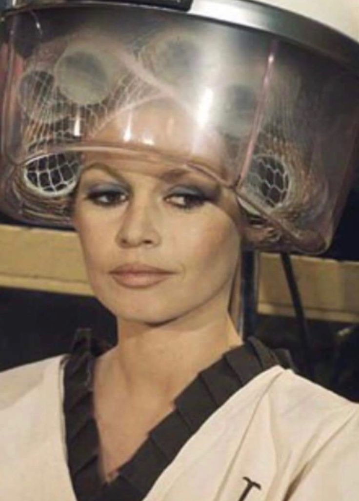 Franske skuespiller Birgitte Bardot med hårruller i salongen.