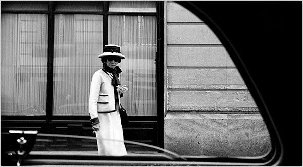 Coco Chanel på fortauet.