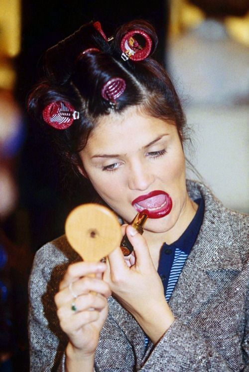 Supermodell Helena Christensen med hårruller på 90-tallet.