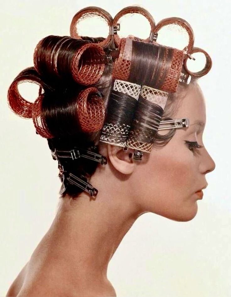 Twiggy, ikonisk supermodell fra 60-tallet, i hårruller for et magasin.