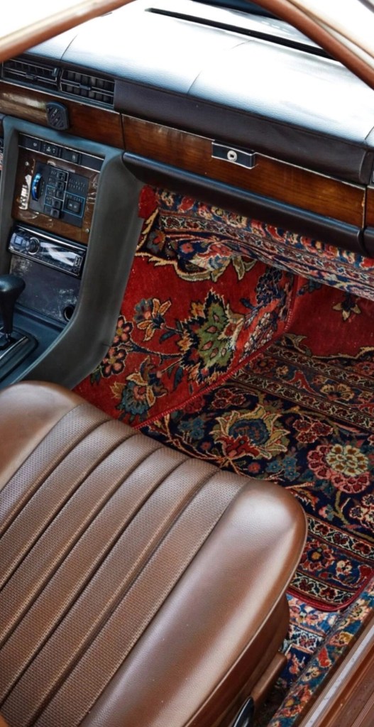 Orientalsk teppe i en bil.