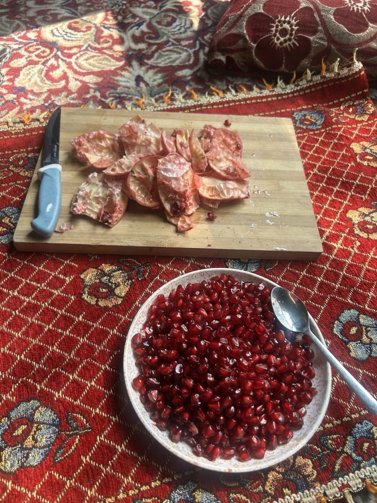 Granateple serveres på teppet.