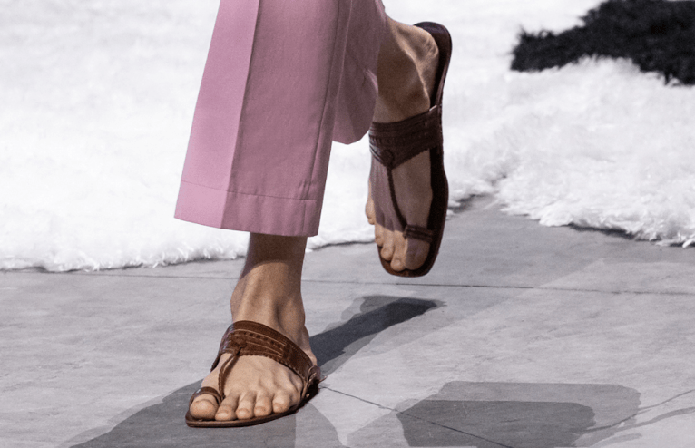 prada og kolhapuri-sandalen