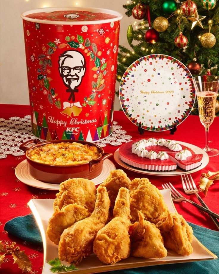Bøtte fra KFC, jordbærkake, kylling å tallerken, julebord, glass med bobler.