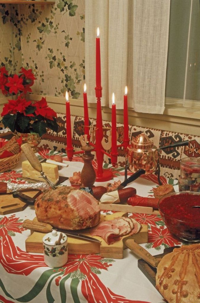 Mat på bordet med julepynt.