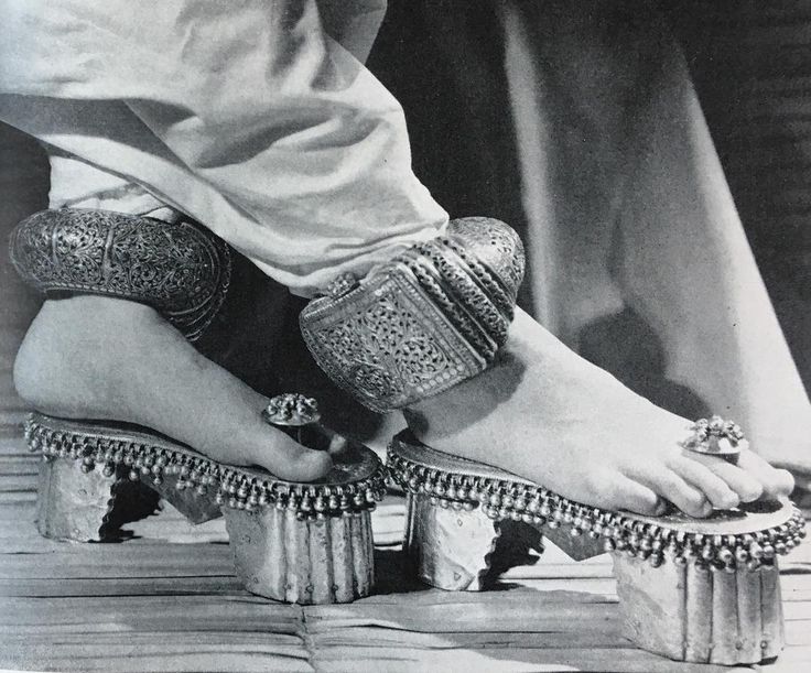 Paduka-sko på en dame. 