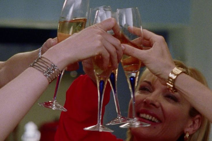 Sex and the city-jentene som skåler. 