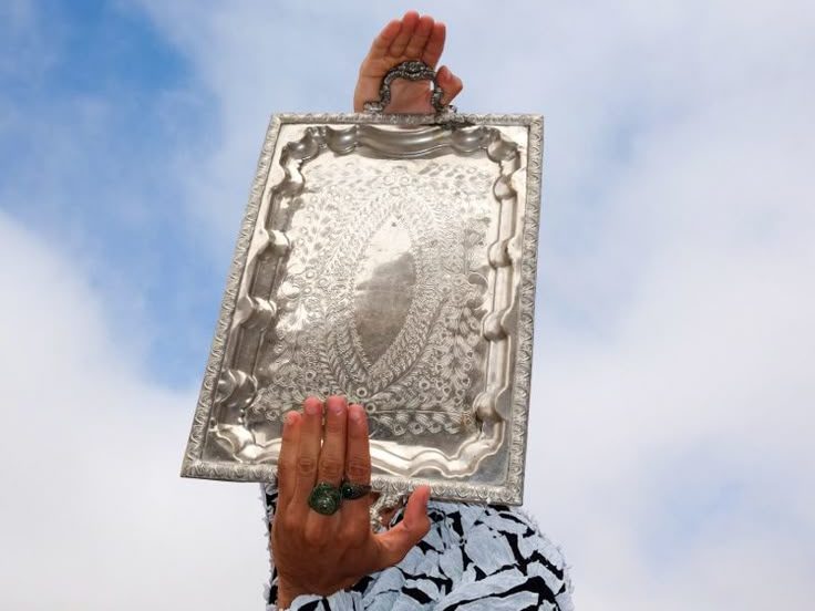 Dame som holder i stålbrett. 