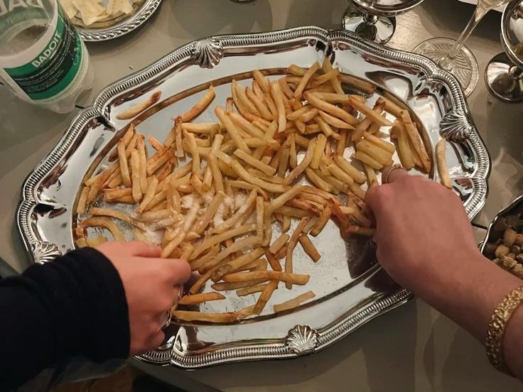 Pommes frites på stålbrett.