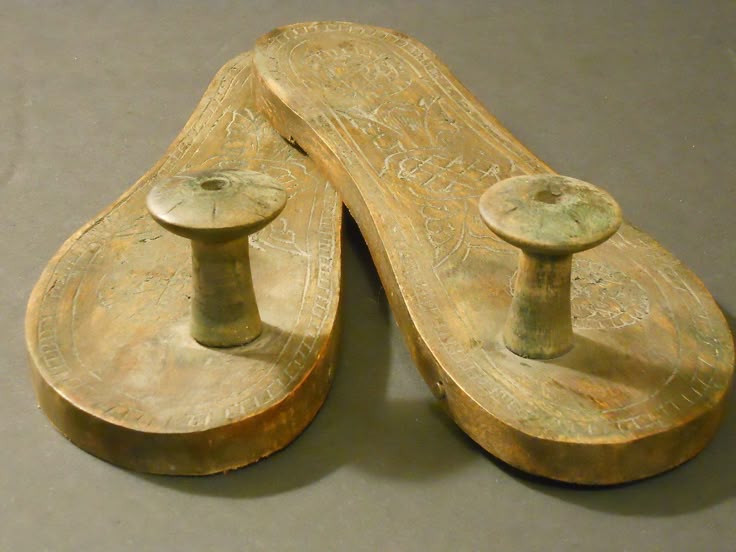 Paduka-sko i treverk.