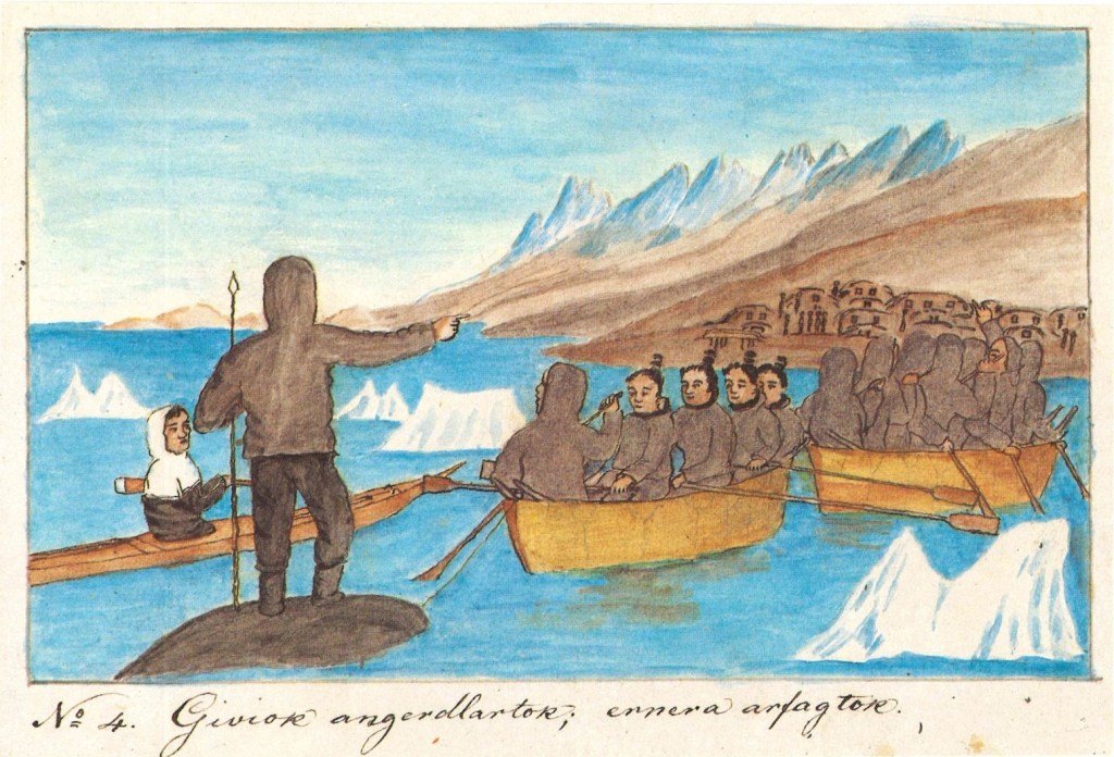 Helt enkelt:

For over 300 år siden dro mange grønlandske familier sammen i store båter. De møttes hvert år på samme sted for å fiske, leke og være sosiale. Dette var viktige fellesskap, ikke bare arbeid. Senere malte en grønnlandsk kunstner dette livet i bilder. I dag er historien bevart på Grønlands nasjonalmuseum.