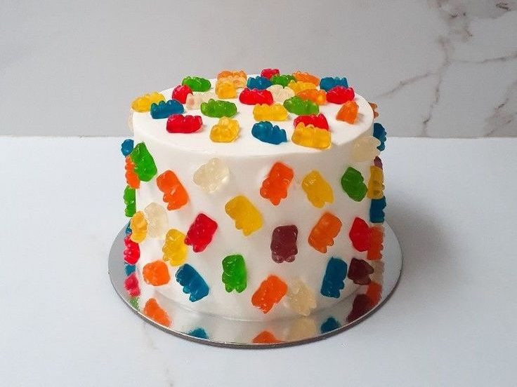 Kake med gummibjørner.