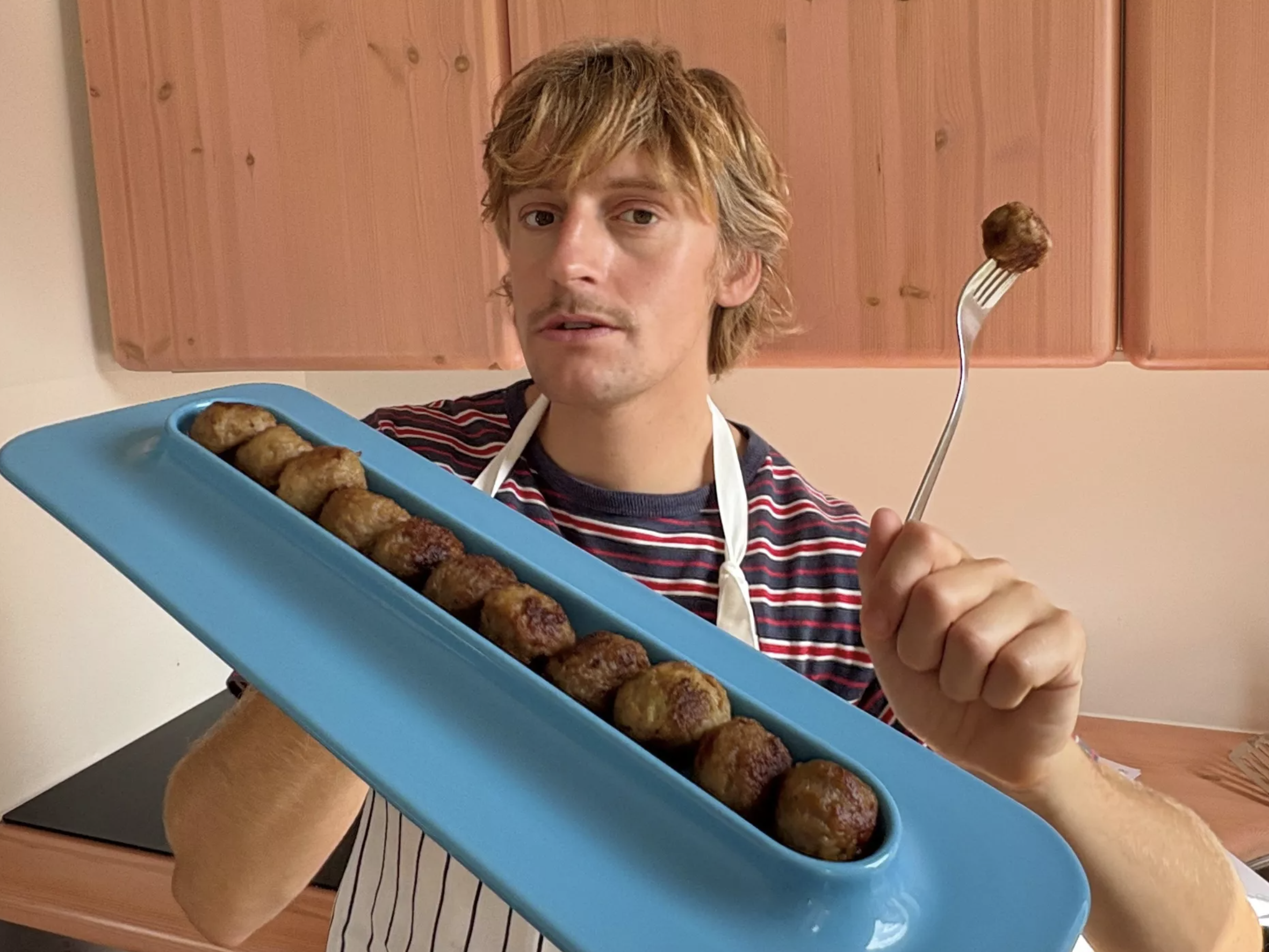 Gustav Westman med fat til kjøttboller.