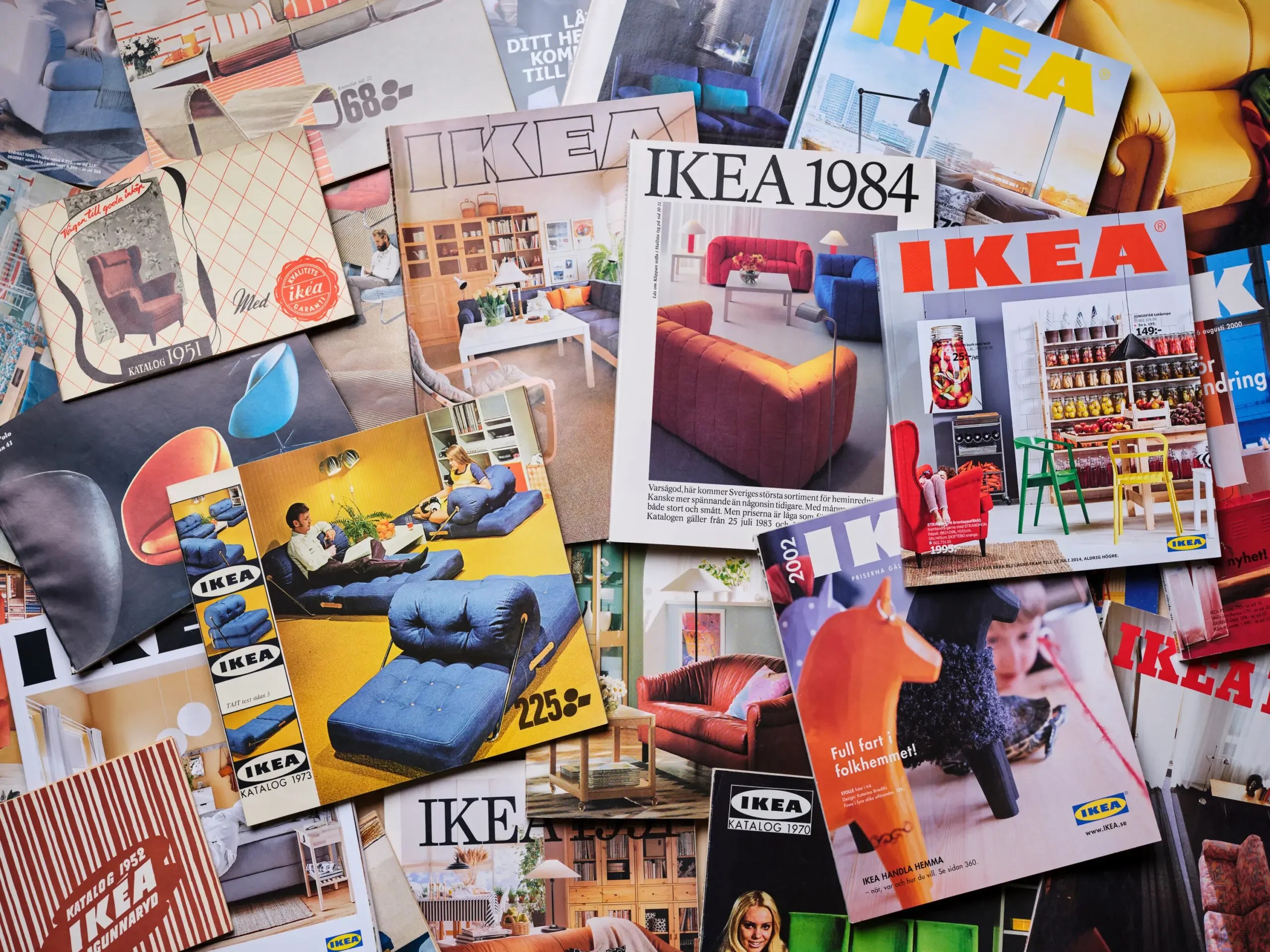 Gamle Ikea-kataloger oppå hverandre. 