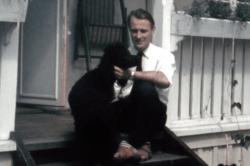 Ingvar på trappen med en hund.