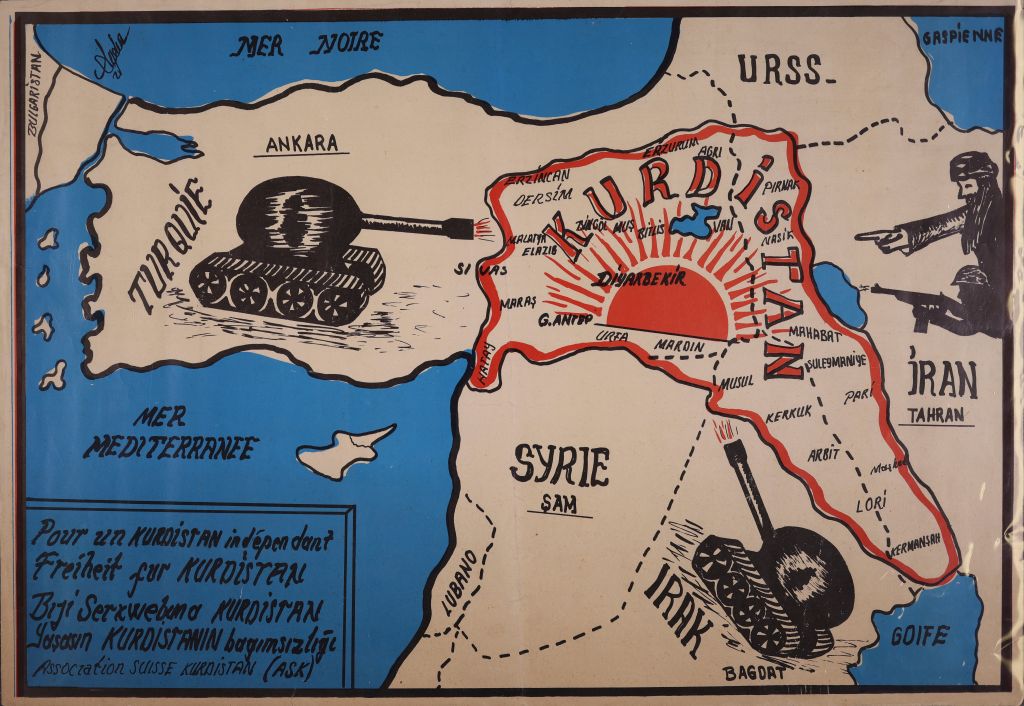 Fargelagt kart over Kurdistan, produsert av Association Suisse Kurdistan (ASK) tidlig på 1980-tallet. Kartet fremstiller Kurdistan omgitt av Irak, Iran og Tyrkia, visualisert som militære trusler mot det kurdiske territoriet.