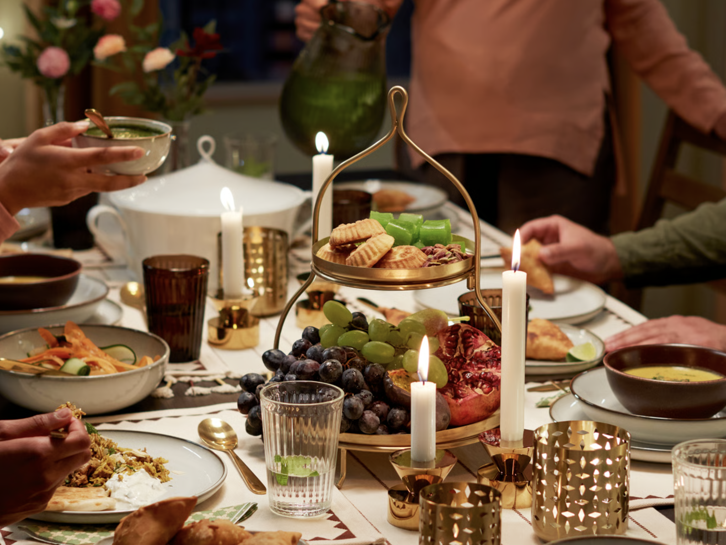 Matbord under ramadan med Ikea-varer. 