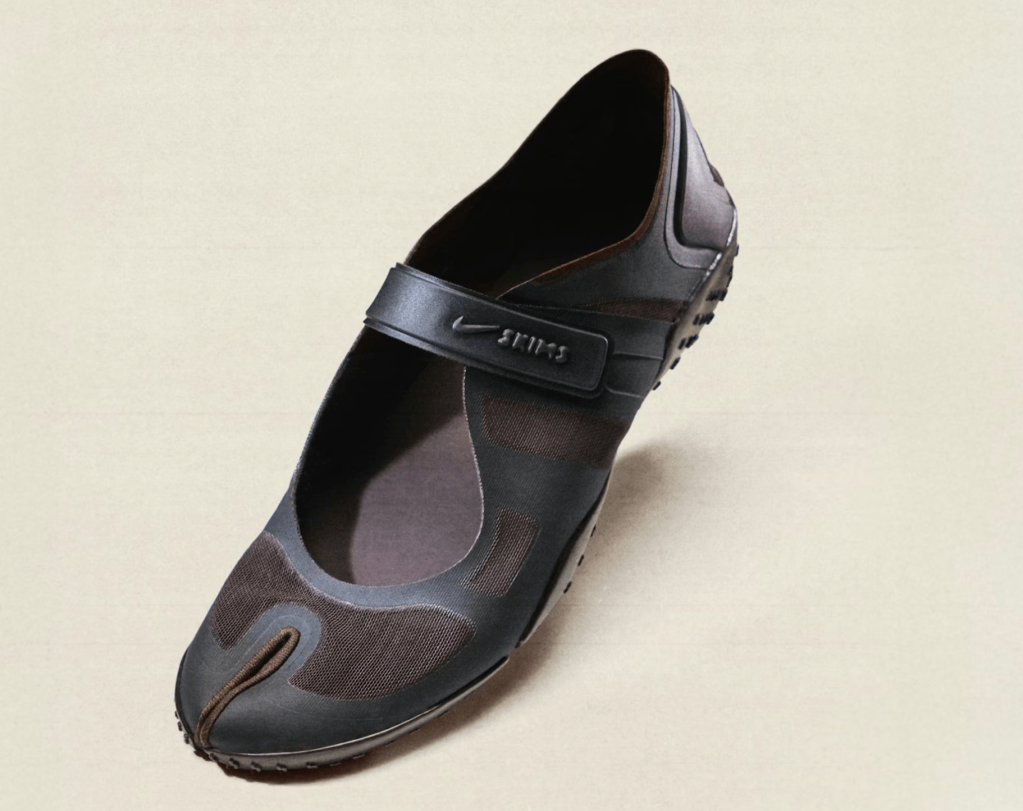 Skims-sko med ikoniske splitt i tået.