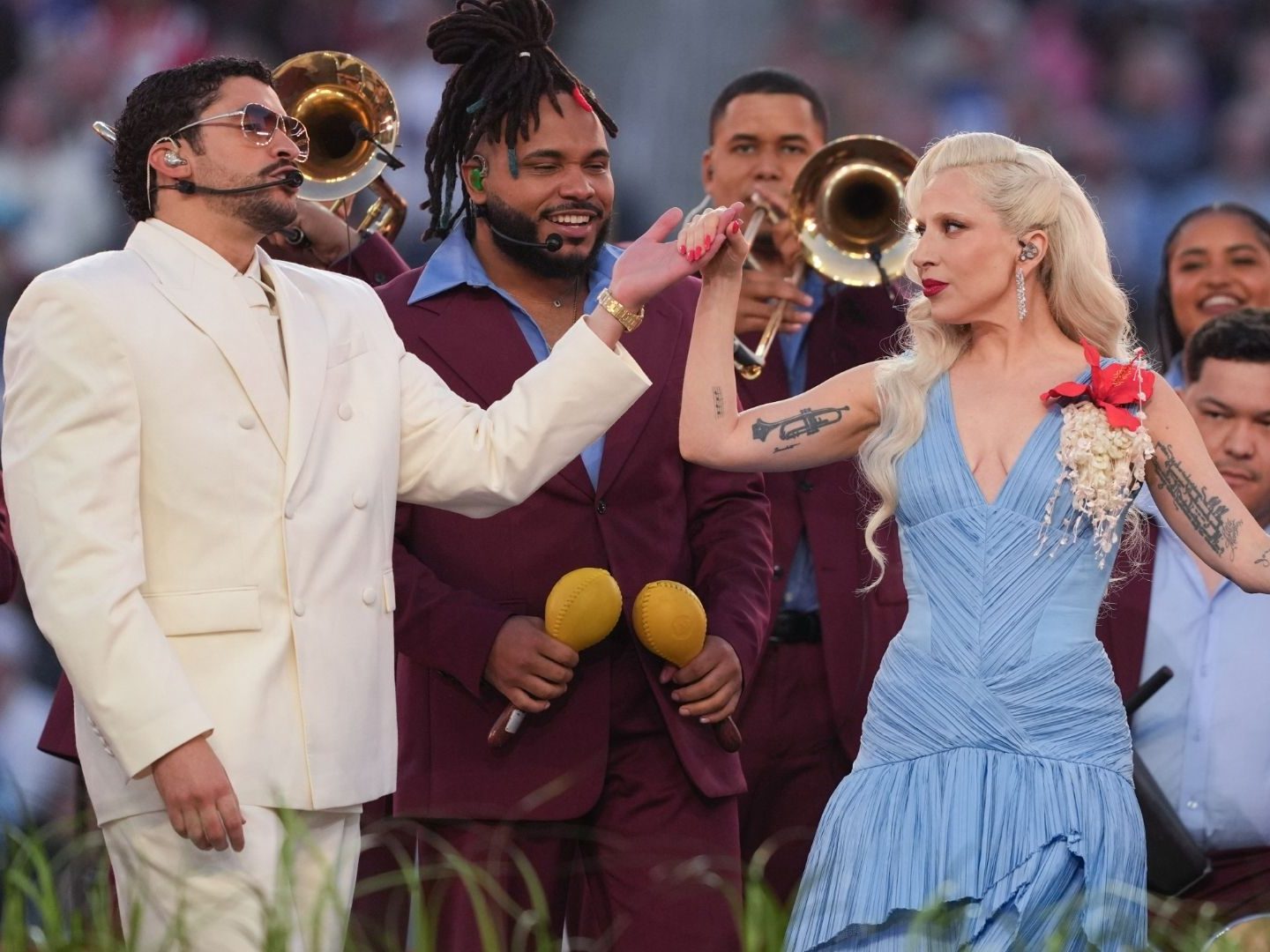 Bad Bunny og Lady Gaga på scenen.