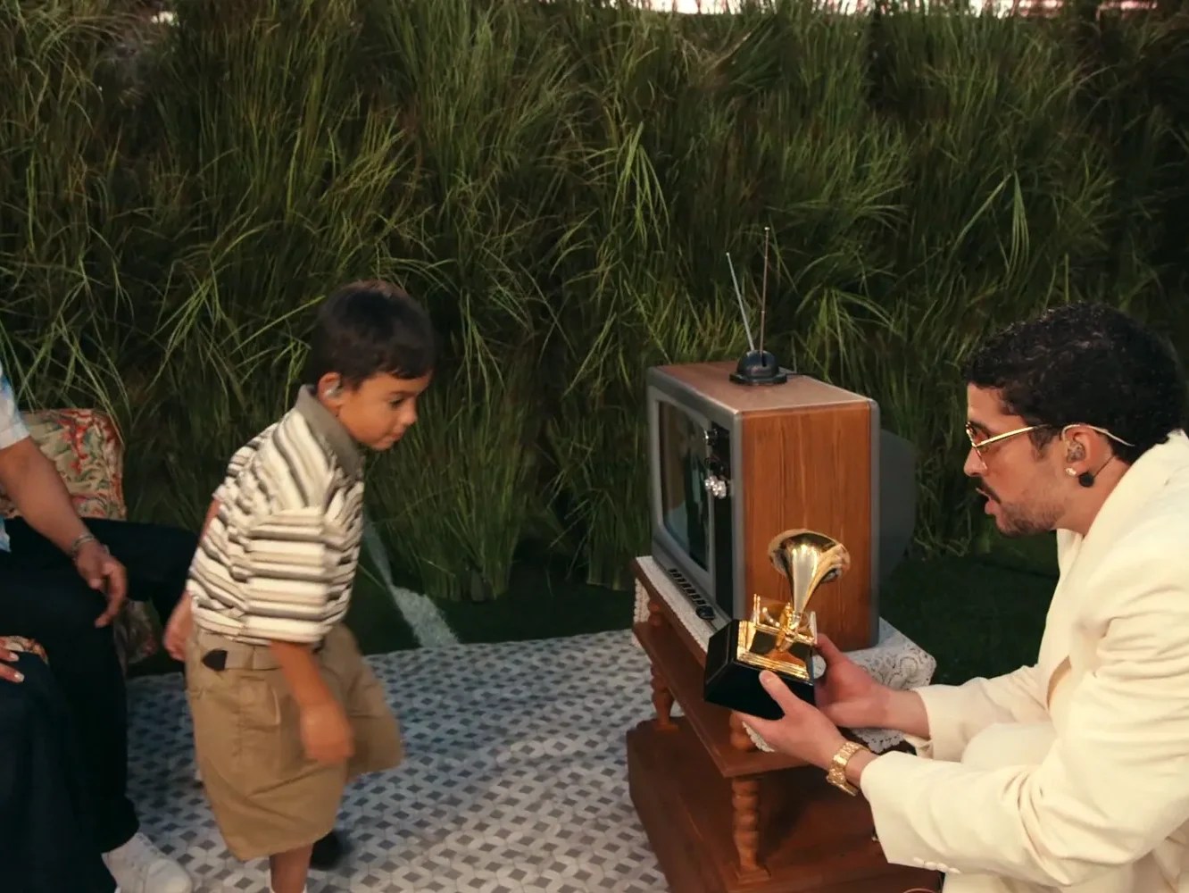 Bad Bunny gir Grammy-statuetten til et barn – et symbol på håp og nye drømmer.
