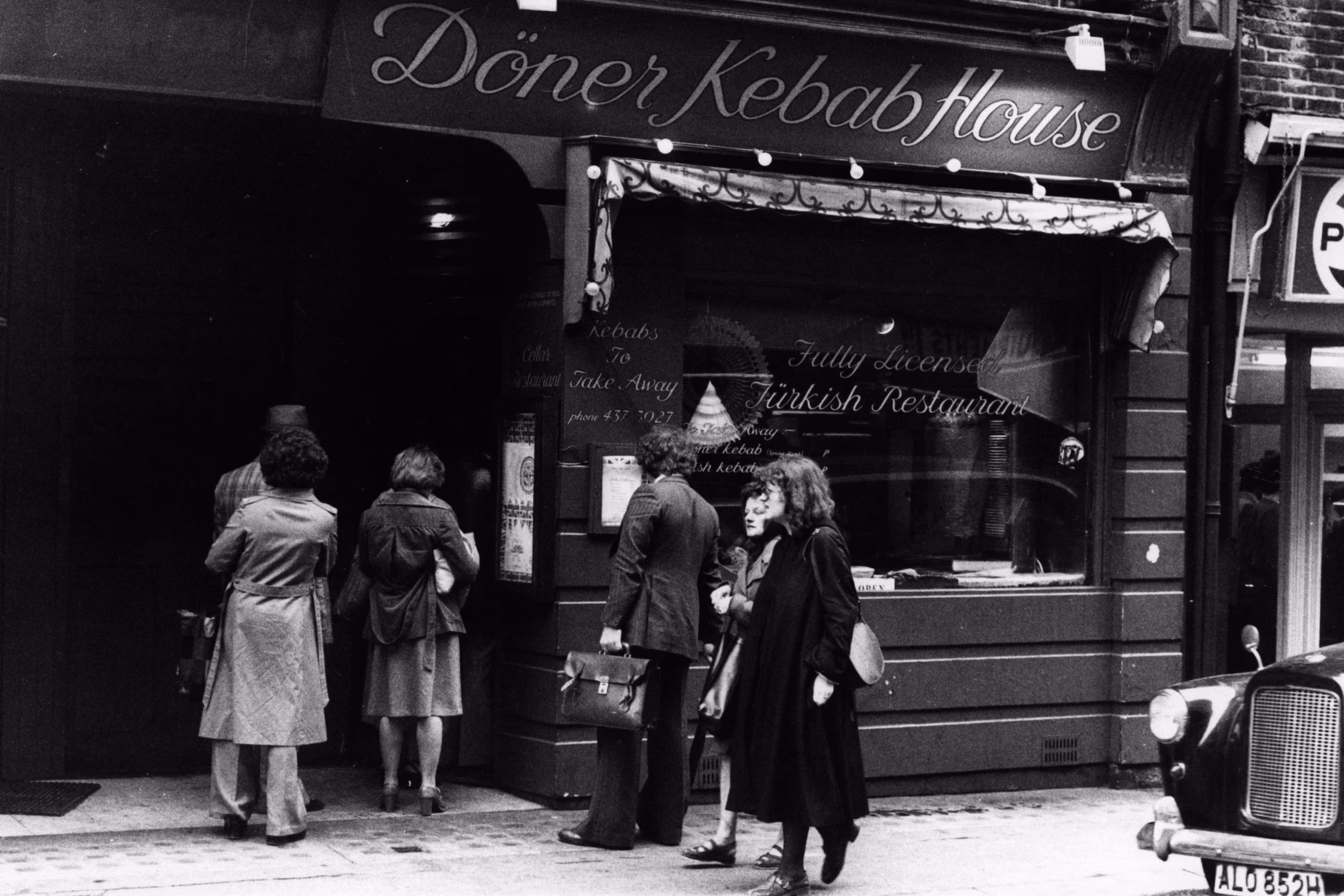 Folk som står i kø for kebab i London. Det er Döner Kebab House.